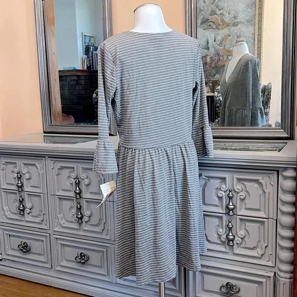Eyeshadow Gray Striped Long Sleeve Dress - Picture 4 of 11